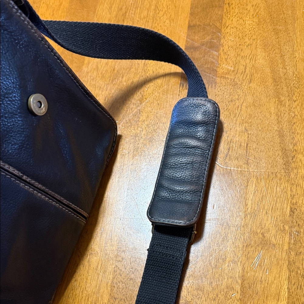 Black Rivet Genuine Leather messenger bag - Picture 11 of 11